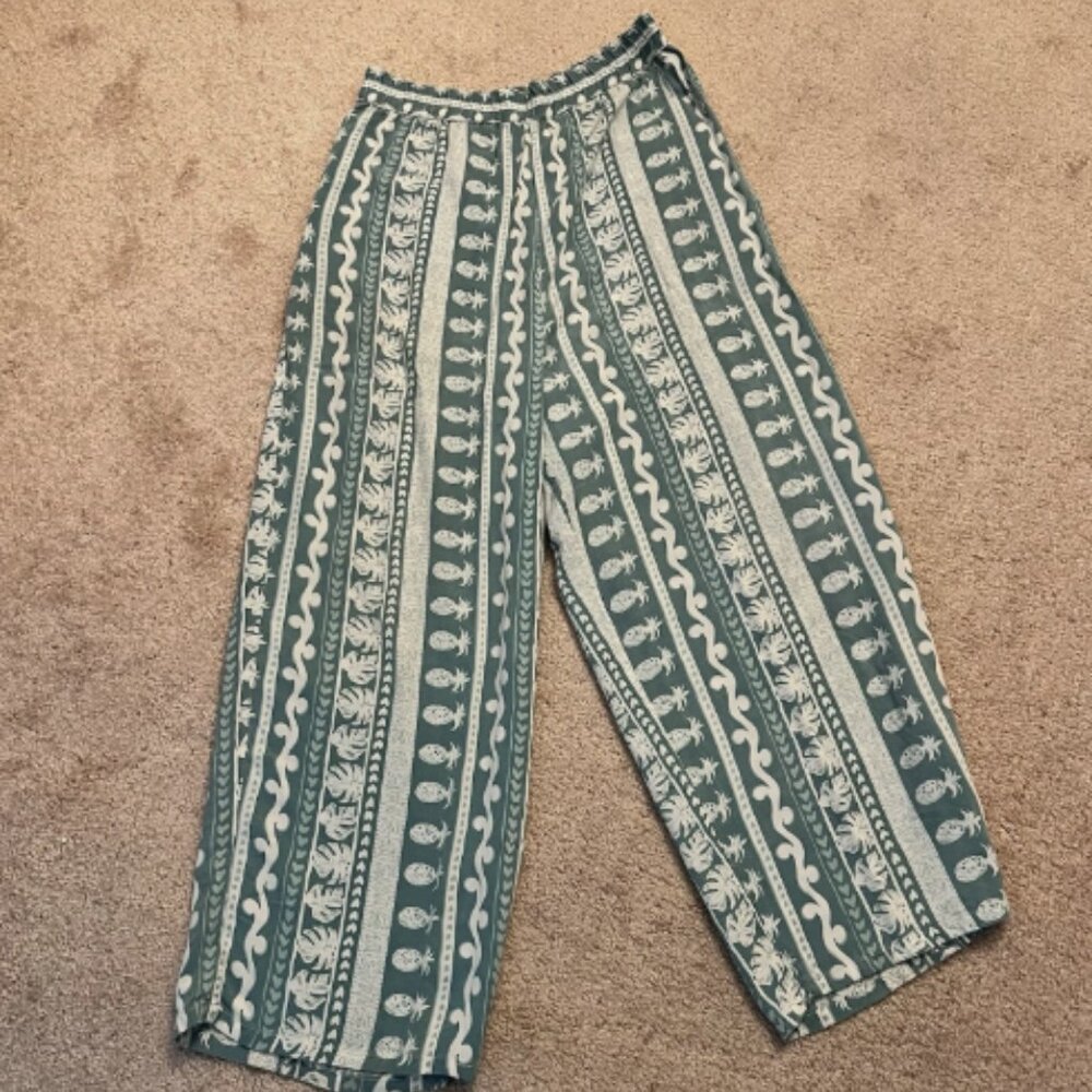 Brand unknown. Sz Medium. Rayon Aloha Hawaiian Pineapple Pants. Elastic. B119